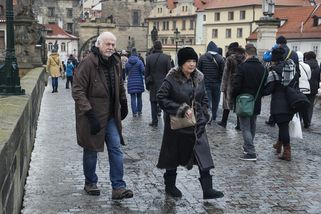 V důchodu přichází nepříjemné vystřízlivění: Senioři nad 65 let platí za oblíbenou službu mnohem víc než ostatní